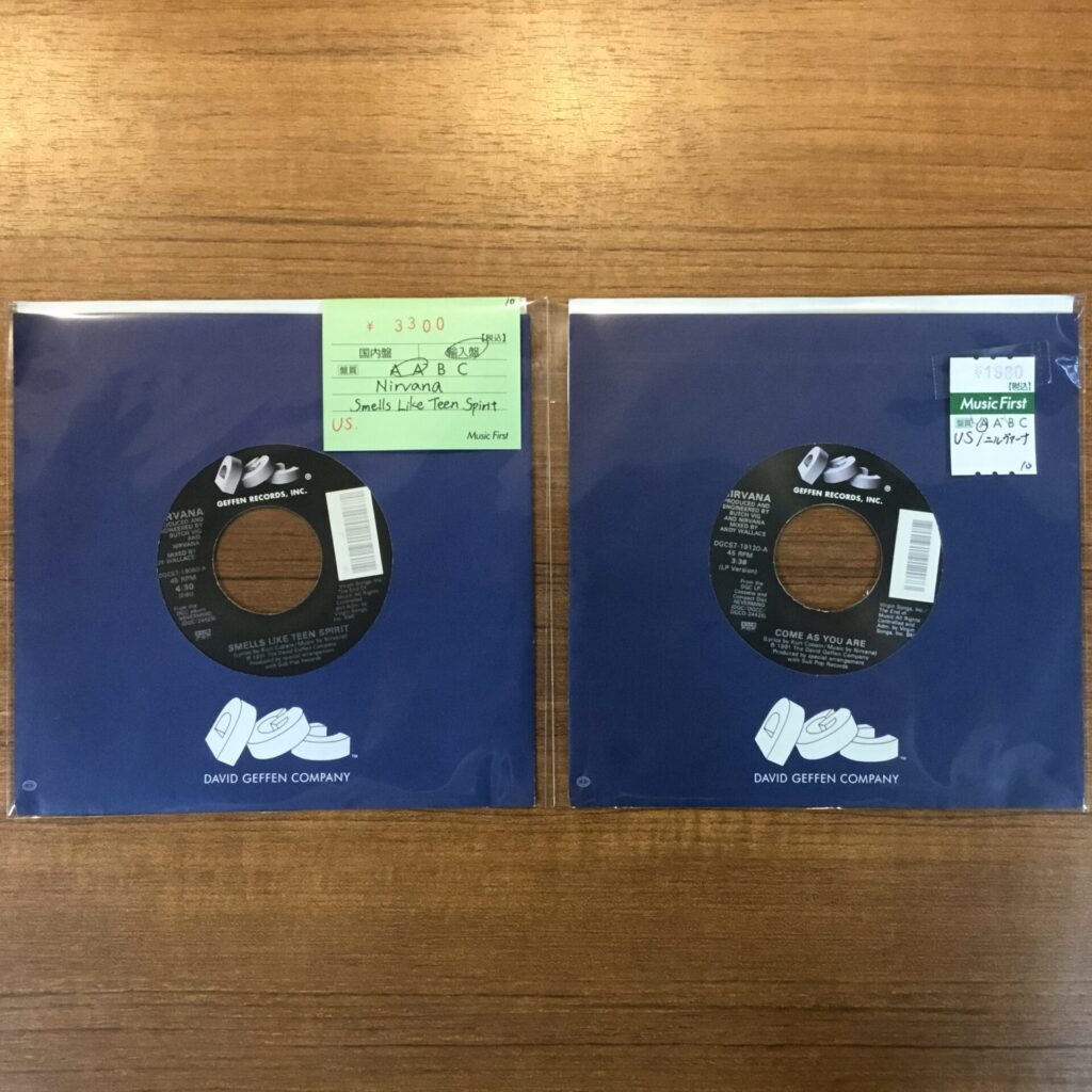 名曲「Smells Like Teen Spirit」を含むニルヴァーナの7inchが2枚入荷しました。