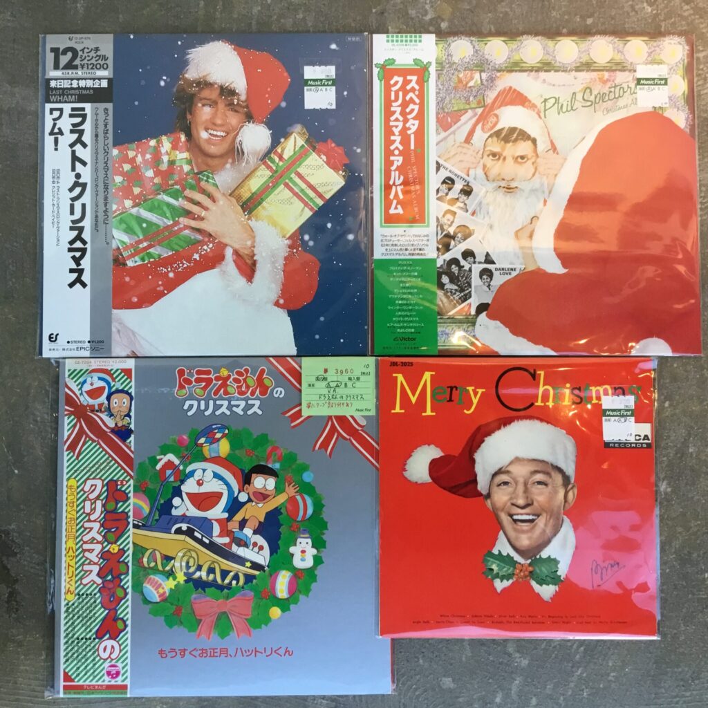 展開中のクリスマスコーナーにLPや7inchなど、種々合わせてレコードをひとつかみ追加しました。