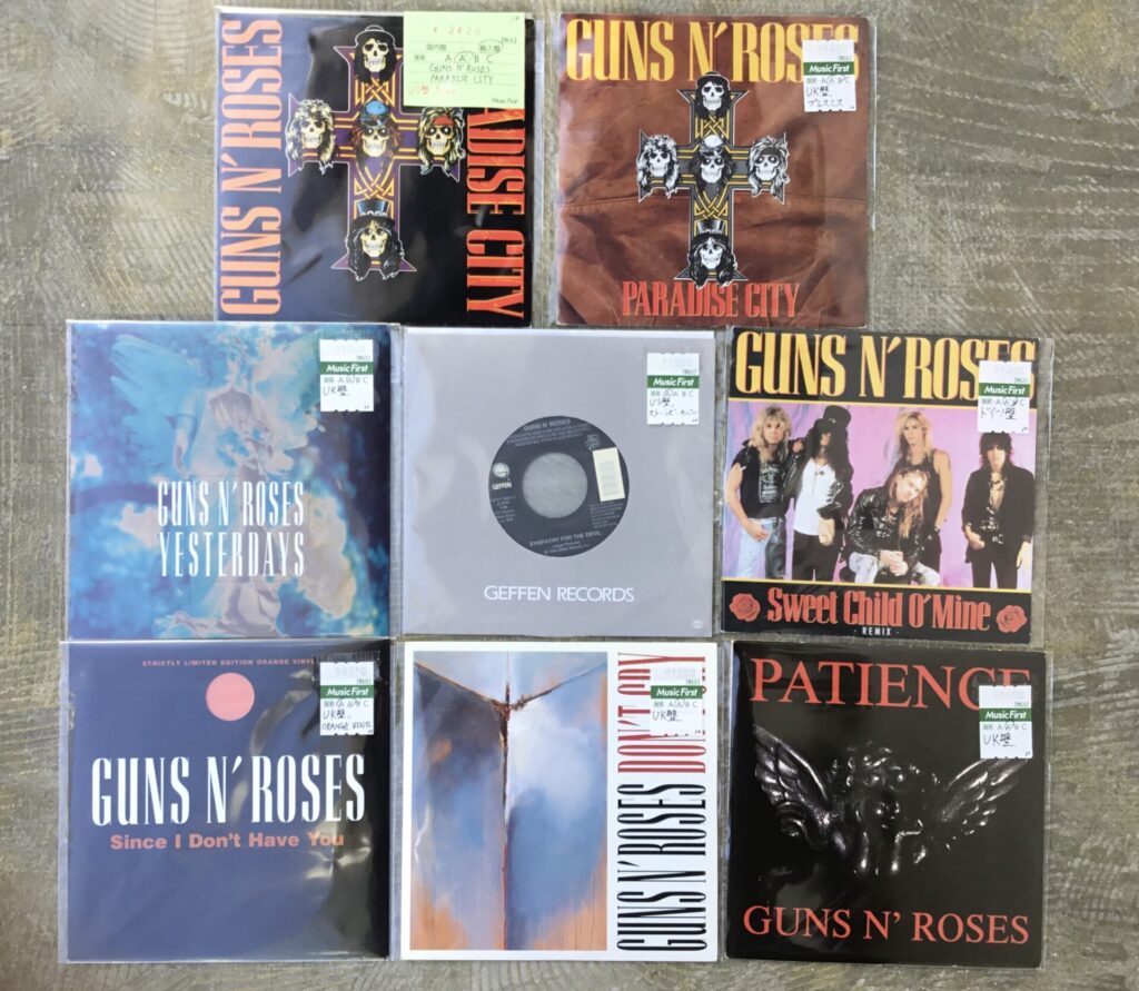 ガンズ・アンド・ローゼズのシングル・レコードがひとつかみ入荷しました。