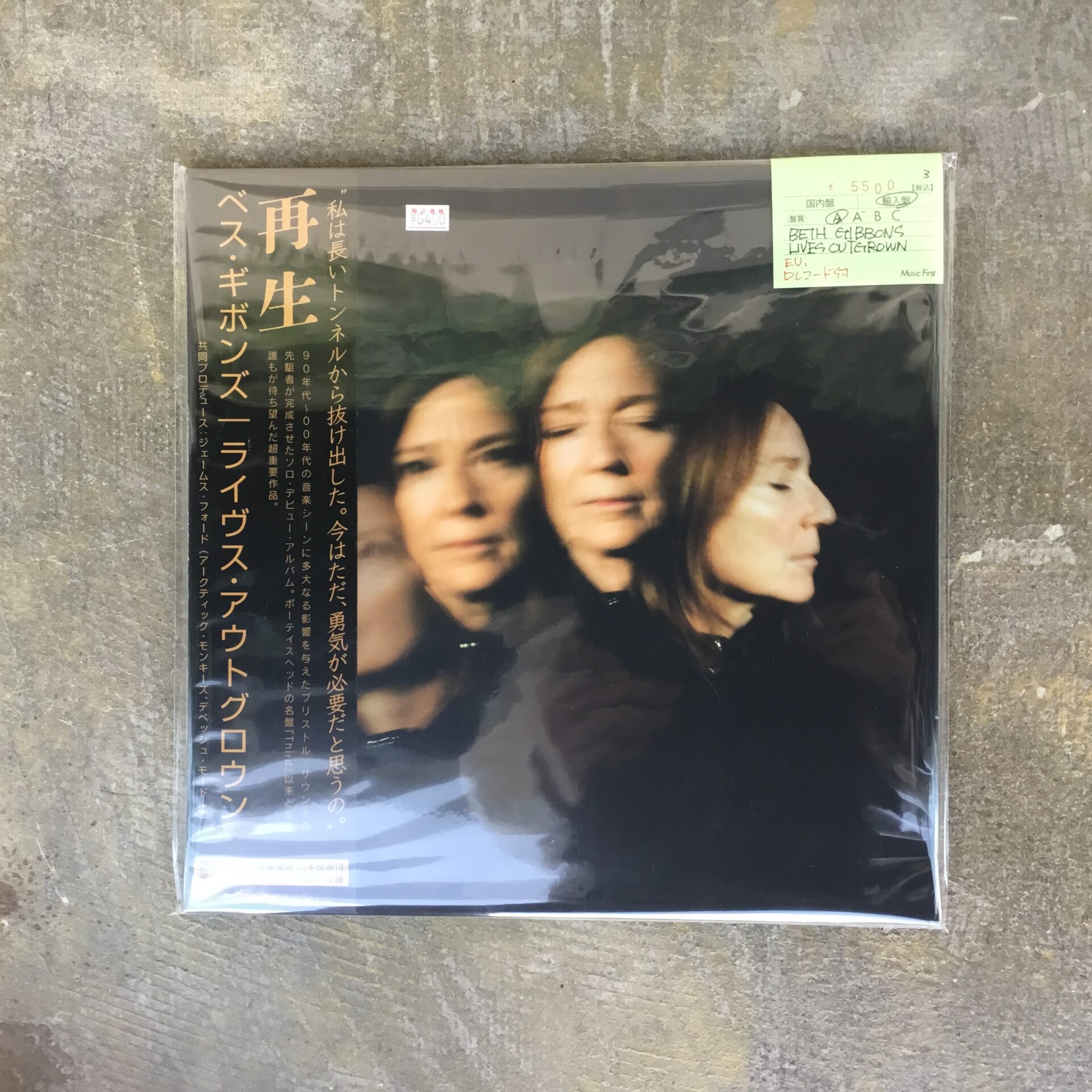 Beth Gibbons 「Lives Outgrown」が日本語帯付き仕様のLPで入荷です。