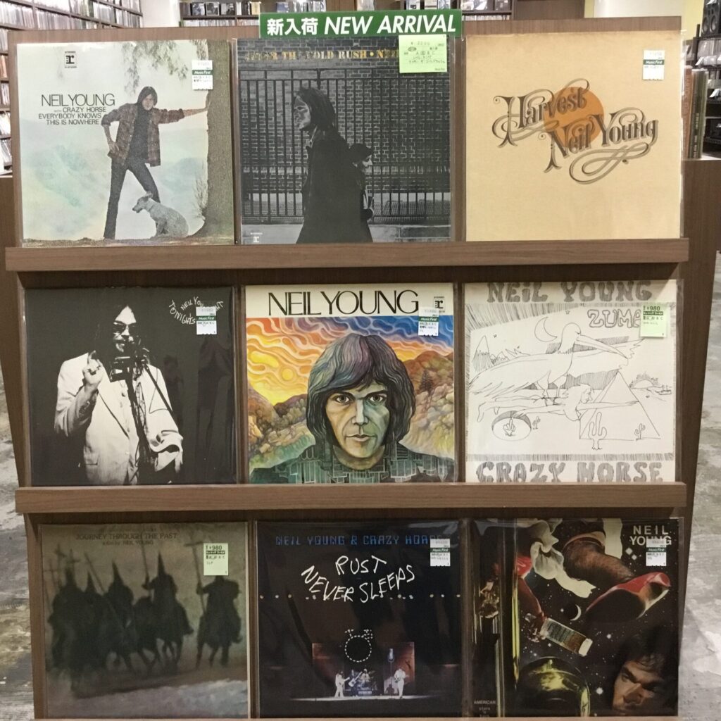 【新入荷情報】 我らがニーヤン、我らのニーヤン、NEIL YOUNG のLPが約20枚ほどまとまって入荷しました。